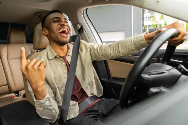 Pessoa segurando chaves de carro dentro de um veículo