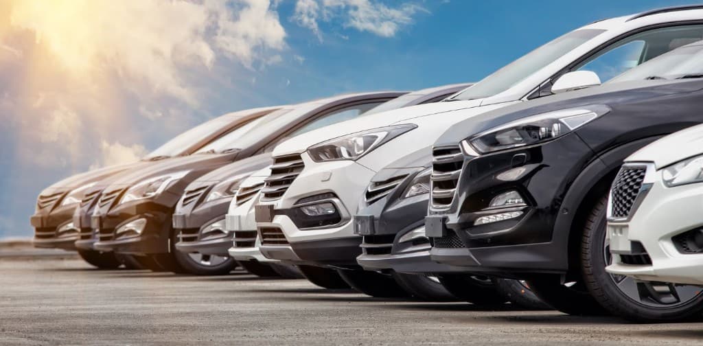 Linha de carros estacionados ao ar livre